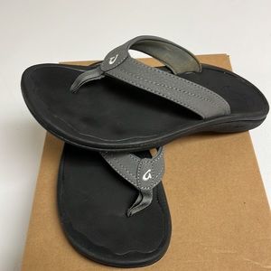 OluKai Ohana Sz 7 sandals in Gray/Blk